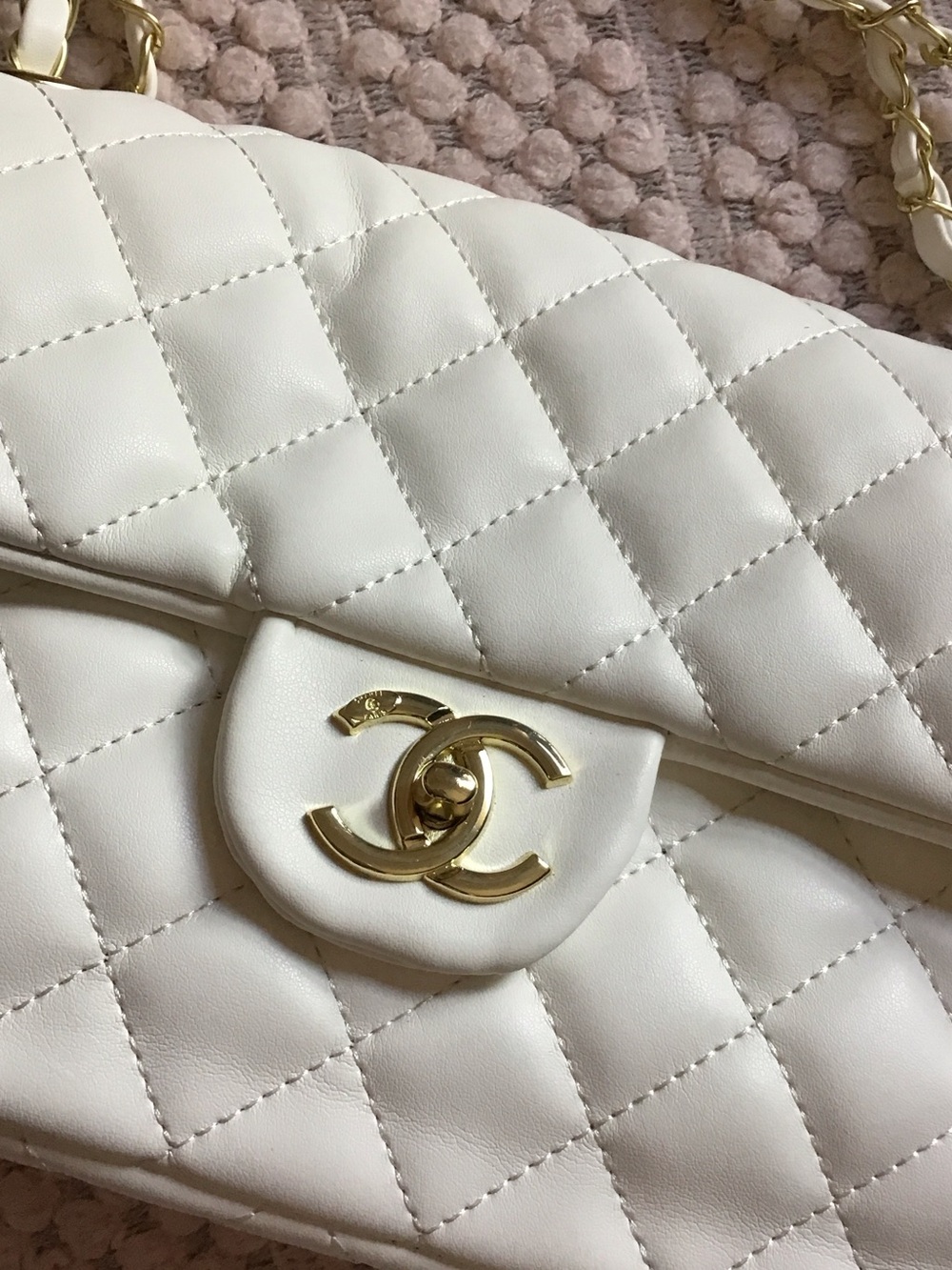 CHANEL White Quilted Shoulder Bag with Gold Chain - Picture 2 of 11